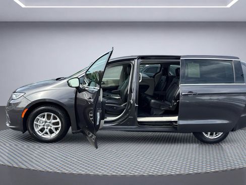 Used 2023 Chrysler Pacifica Touring-L FWD image 12