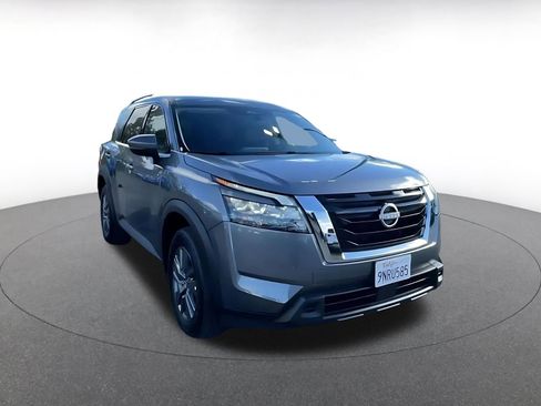 Used 2025 Nissan Pathfinder SV image 3