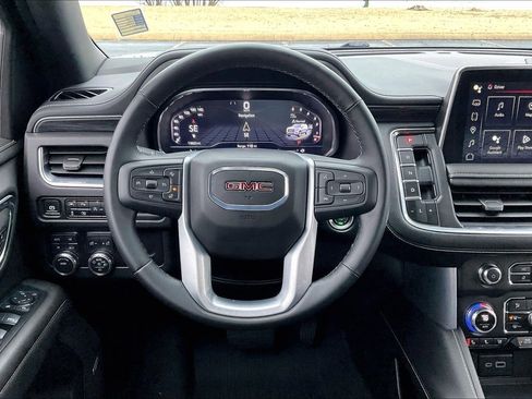 Used 2024 GMC Yukon SLT w/ SLT Luxury Package image 5