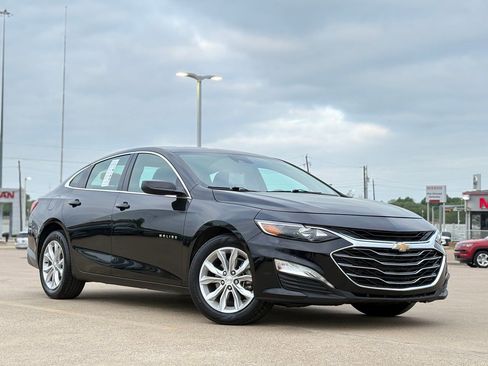 Used 2025 Chevrolet Malibu LT FWD image 2
