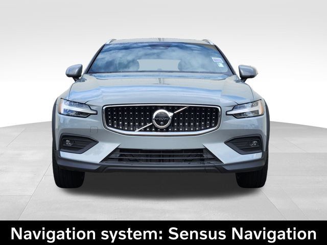 Certified 2025 Volvo V60 B5 Cross Country Ultra AWD/4WD image 3
