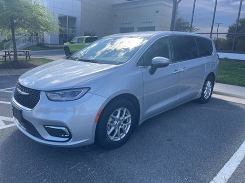 Used 2023 Chrysler Pacifica Touring-L image 1