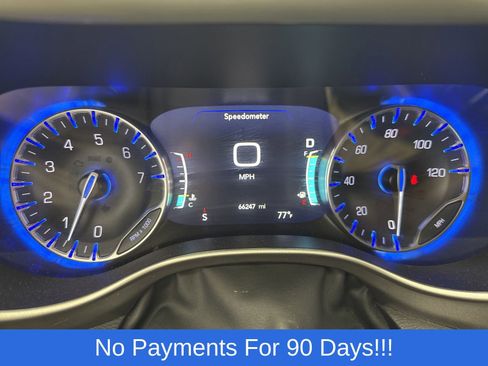 Used 2023 Chrysler Pacifica Touring-L FWD image 7