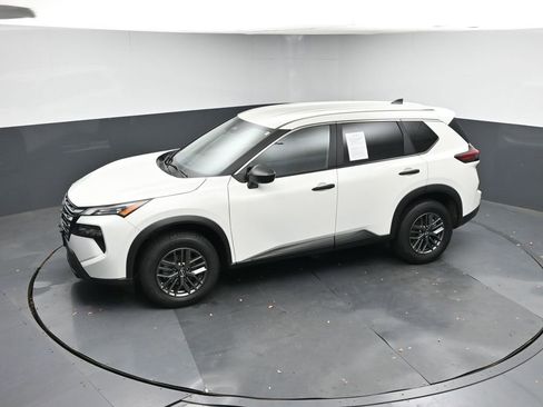 Used 2024 Nissan Rogue S image 34