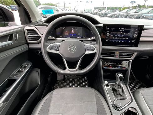 Used 2025 Volkswagen Taos SE AWD/4WD image 16