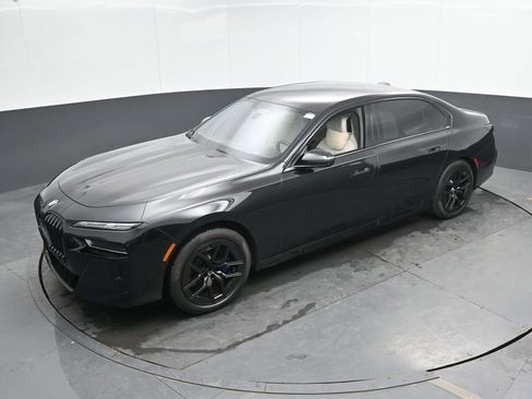 Used 2023 BMW 760i xDrive w/ Executive Package image 40