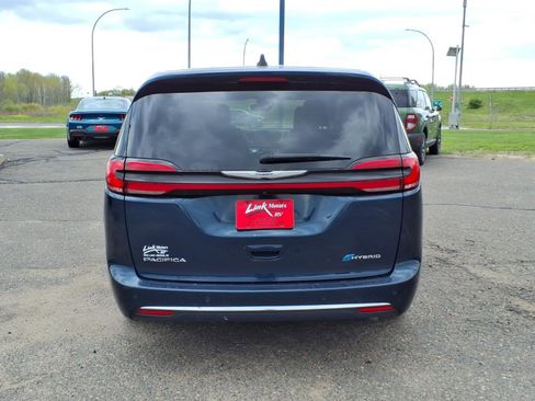 Used 2024 Chrysler Pacifica Limited FWD image 4
