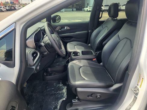 Used 2025 Chrysler Pacifica Select FWD image 11
