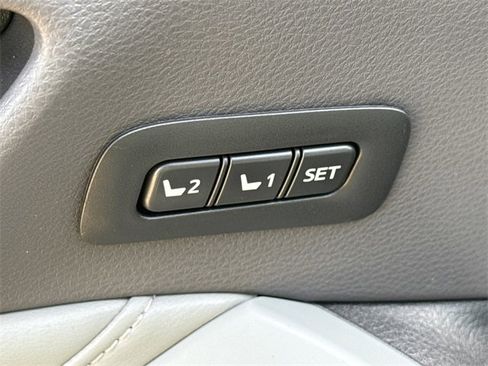 Used 2019 Toyota Avalon Limited image 21