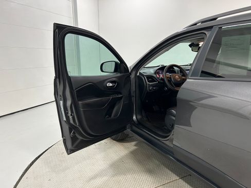 Used 2020 Jeep Cherokee Trailhawk w/ Comfort/Convenience Group AWD/4WD image 26