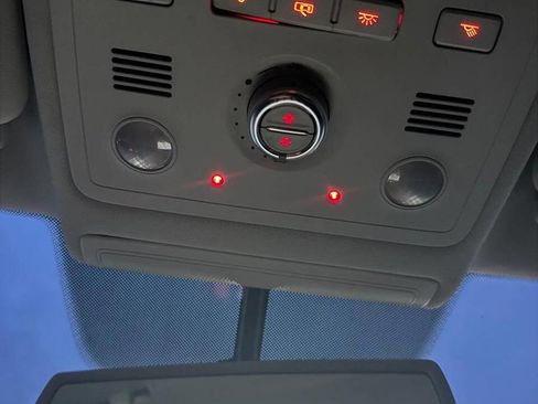 Used 2014 Volkswagen Touareg TDI image 39