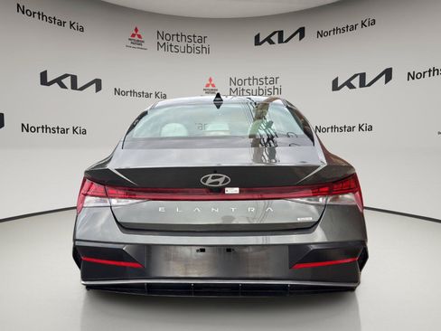 Used 2025 Hyundai Elantra Limited FWD image 5