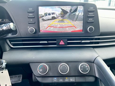 Used 2021 Hyundai Elantra SE FWD image 16