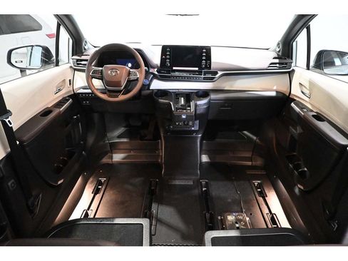 Used 2024 Toyota Sienna Platinum FWD image 21