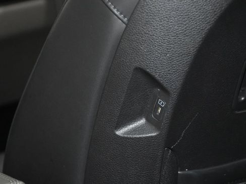 Used 2025 Kia Carnival FWD image 25
