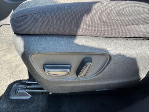 Used 2025 Toyota Highlander LE FWD image 22