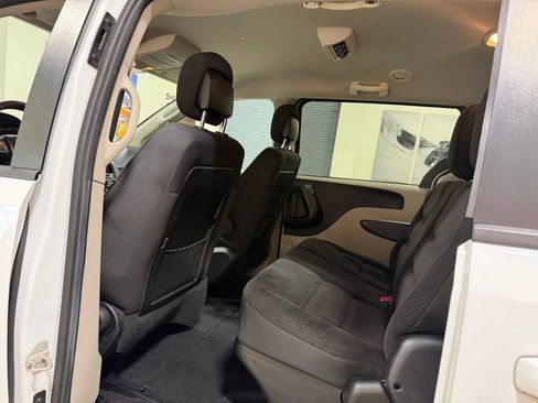 Used 2018 Dodge Grand Caravan SE w/ UConnect Hands-Free Group image 38