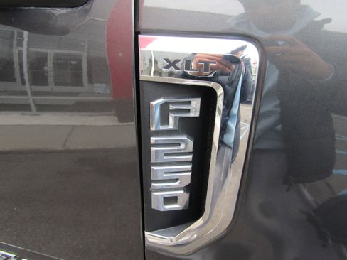 Used 2017 Ford F250 XLT w/ XLT Premium Package image 5