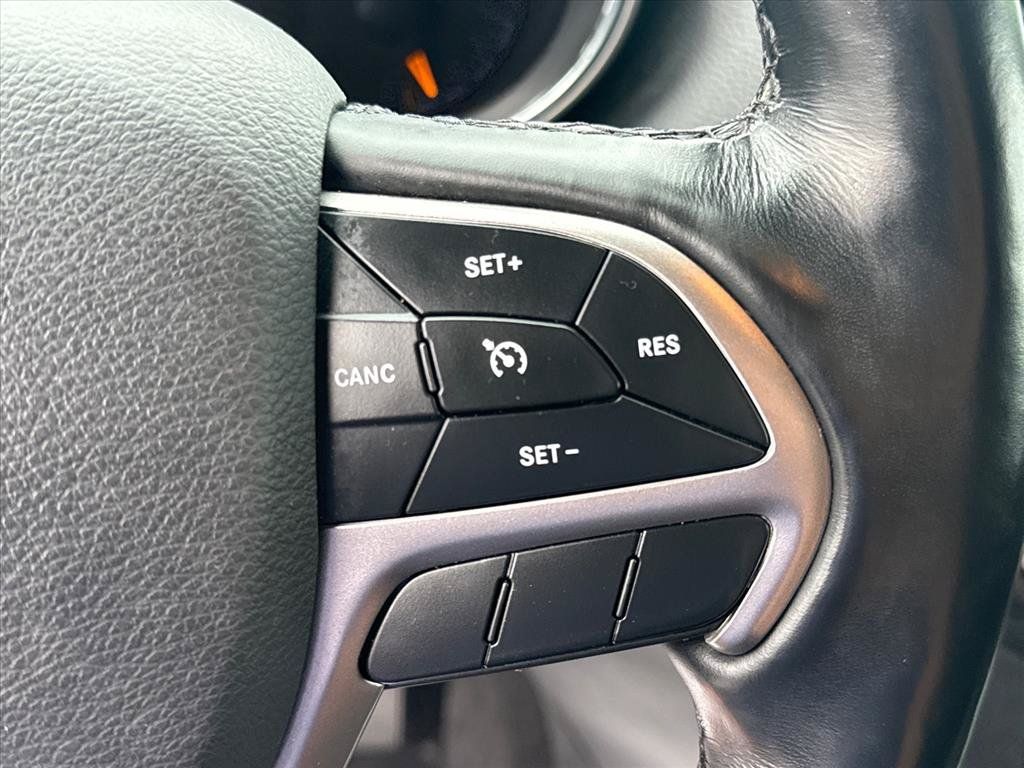 Used 2021 Jeep Grand Cherokee Laredo AWD/4WD image 17
