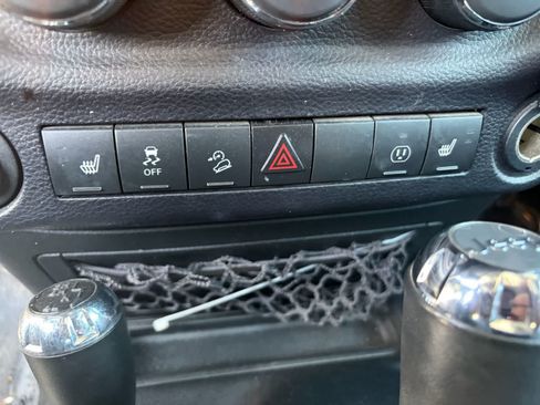 Used 2015 Jeep Wrangler Unlimited Sahara AWD/4WD image 27