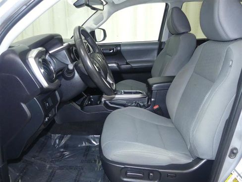 Used 2021 Toyota Tacoma SR5 AWD/4WD image 18