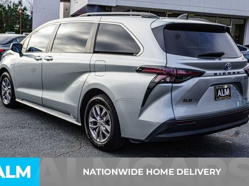 Used 2024 Toyota Sienna XLE image 5