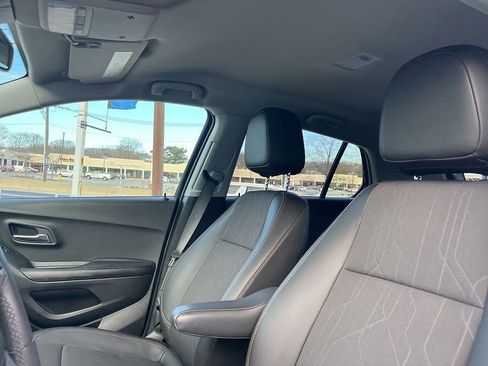 Used 2022 Chevrolet Trax LT w/ LT Convenience Package image 23