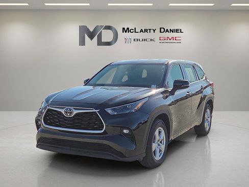 Used 2022 Toyota Highlander LE image 2