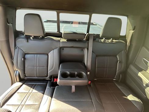 Used 2022 Chevrolet Silverado 1500 High Country w/ Technology Package image 18