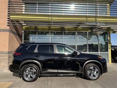 Used 2025 Nissan Rogue SV FWD image 9