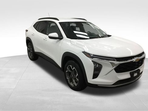 Used 2024 Chevrolet Trax LT w/ Driver Confidence Package image 4