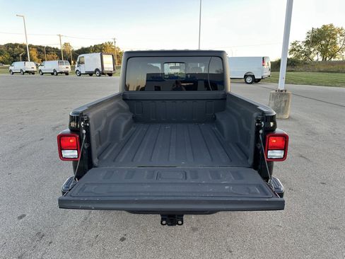 Used 2023 Jeep Gladiator Sport image 5