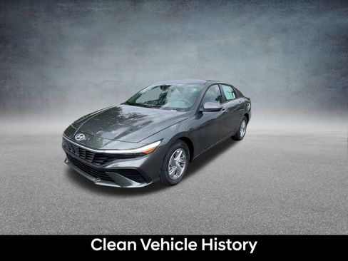 Certified 2025 Hyundai Elantra SE FWD image 9