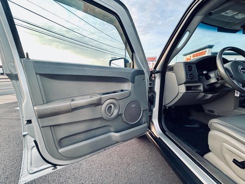 Used 2007 Jeep Commander Sport image 17