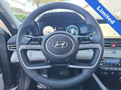 Used 2025 Hyundai Elantra Limited image 19