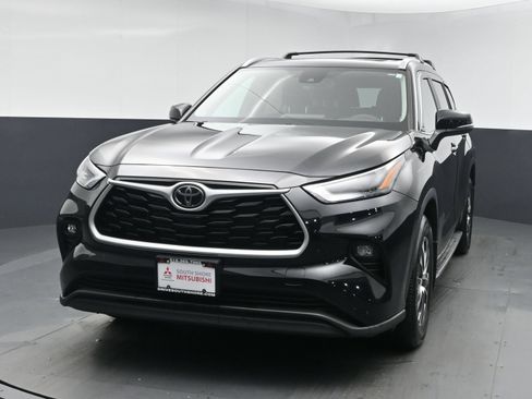 Used 2023 Toyota Highlander XLE AWD/4WD image 1