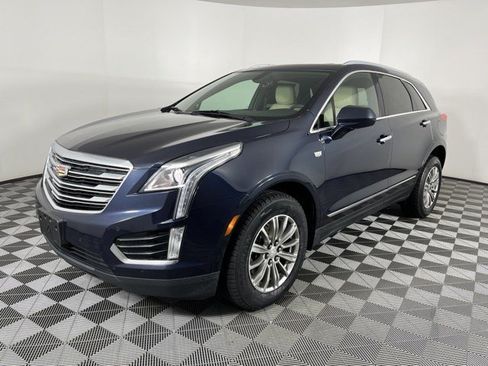 Used 2017 Cadillac XT5 Luxury FWD image 2