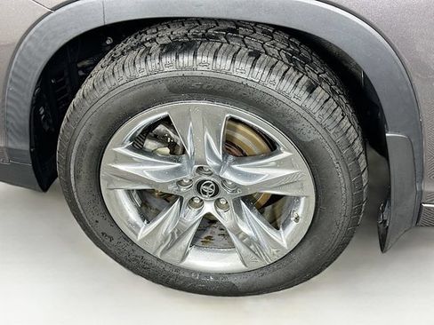 Used 2019 Toyota Highlander Limited AWD/4WD image 16