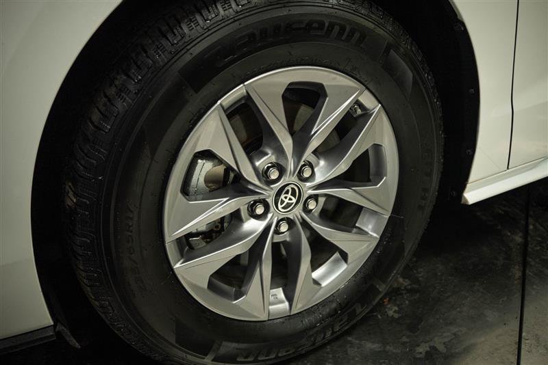 Used 2024 Toyota Sienna LE AWD/4WD image 3