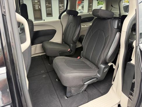 Used 2017 Chrysler Pacifica Touring Plus w/ Tire & Wheel Group FWD image 15
