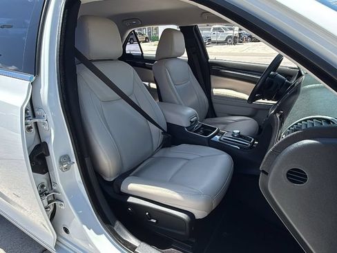 Used 2018 Chrysler 300 Touring L RWD image 40