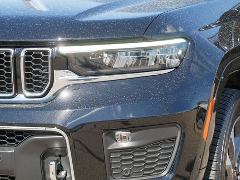 Used 2023 Jeep Grand Cherokee Overland w/ Luxury Tech Group IV AWD/4WD image 16