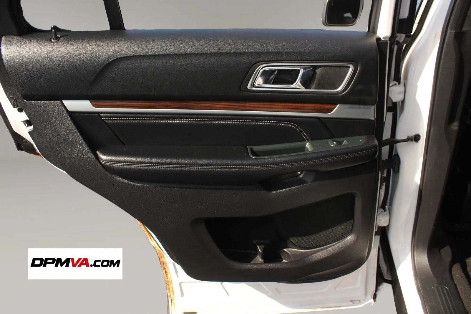 Used 2018 Ford Explorer Limited w/ Equipment Group 301A AWD/4WD image 13