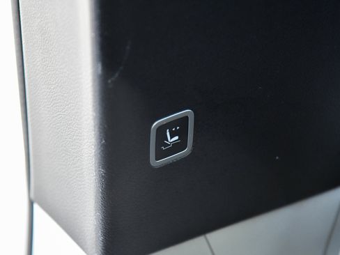 Used 2023 Chrysler Pacifica Touring-L FWD image 42