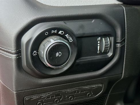 Used 2025 Jeep Wrangler Unlimited Sahara AWD/4WD image 15