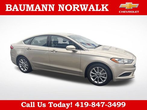 Used 2017 Ford Fusion SE w/ Fusion SE Technology Package FWD image 4