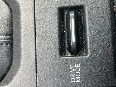 Used 2020 Toyota Highlander XLE AWD/4WD image 31
