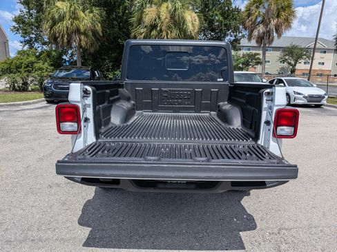 Used 2023 Jeep Gladiator Overland AWD/4WD image 13