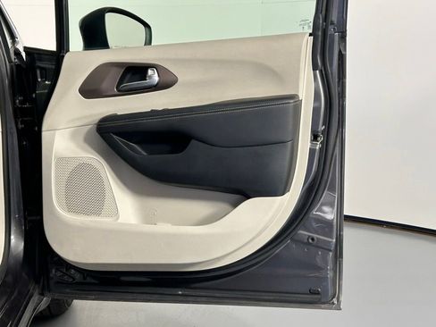 Used 2023 Chrysler Voyager LX FWD image 6