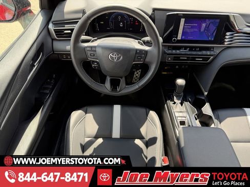Used 2025 Toyota Camry SE image 14